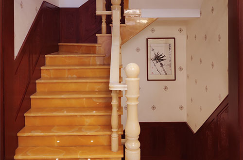 渑池中式别墅室内汉白玉石楼梯的定制安装装饰效果